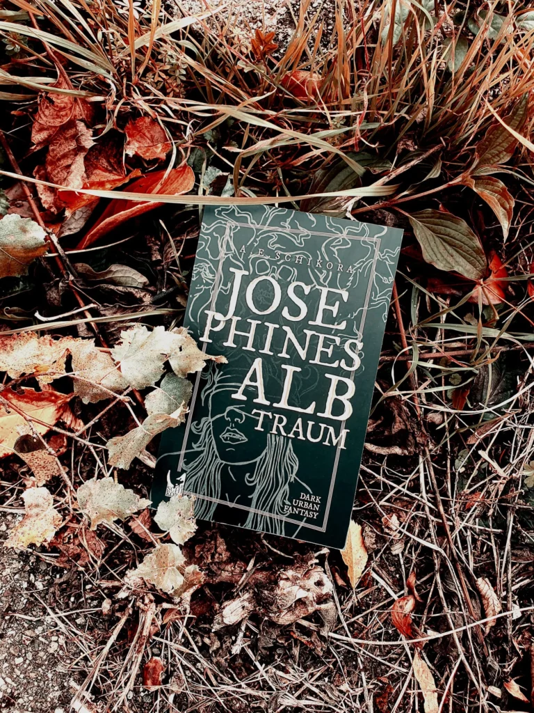 Buch "Josephines Albtraum" zwischen Herbstblättern